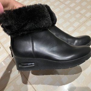 DKNY low cut boots, Man made leather and fur. Size 6.5